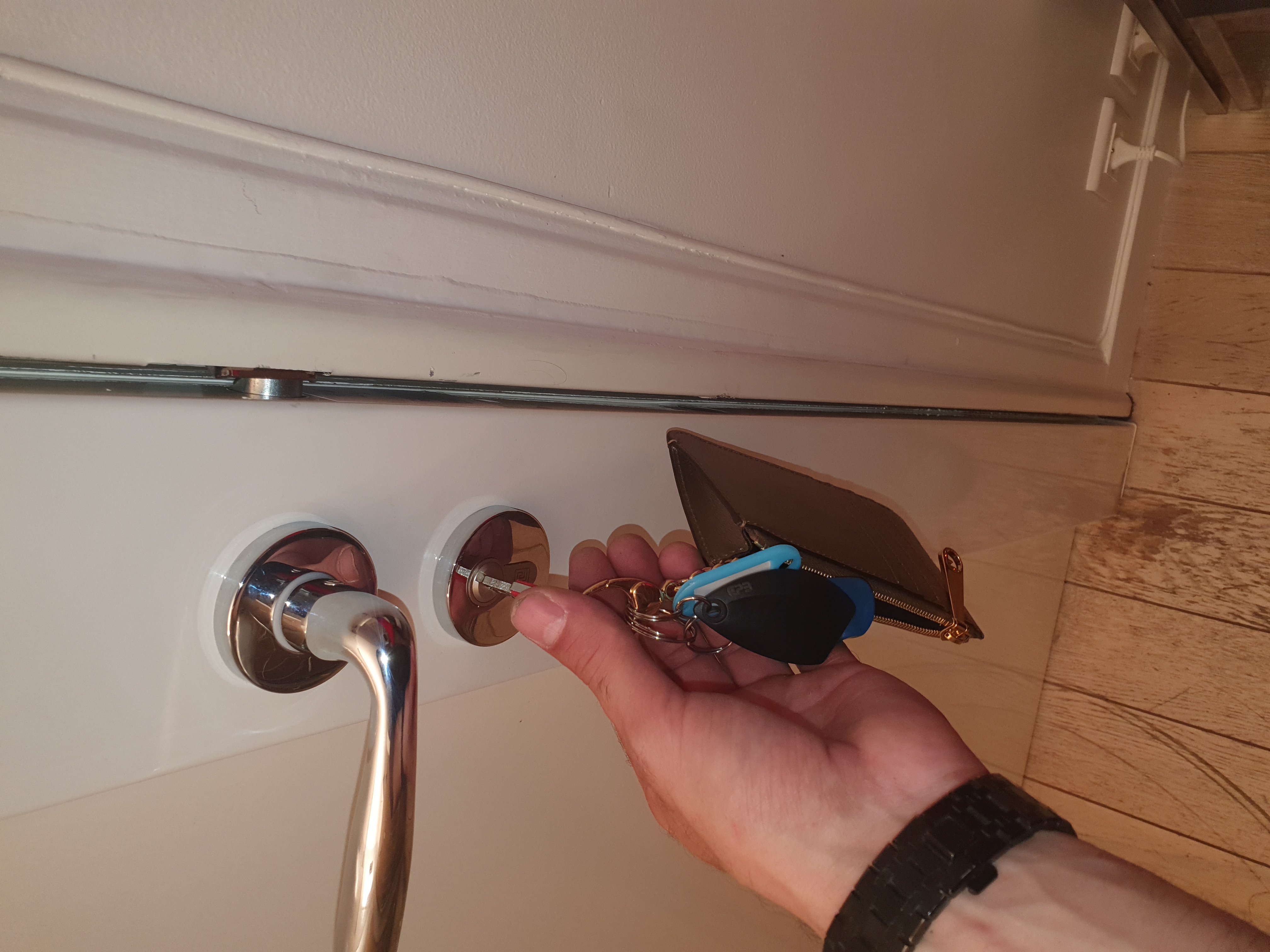 ouverture de porte une main qui ouvre un porte avec la clé.